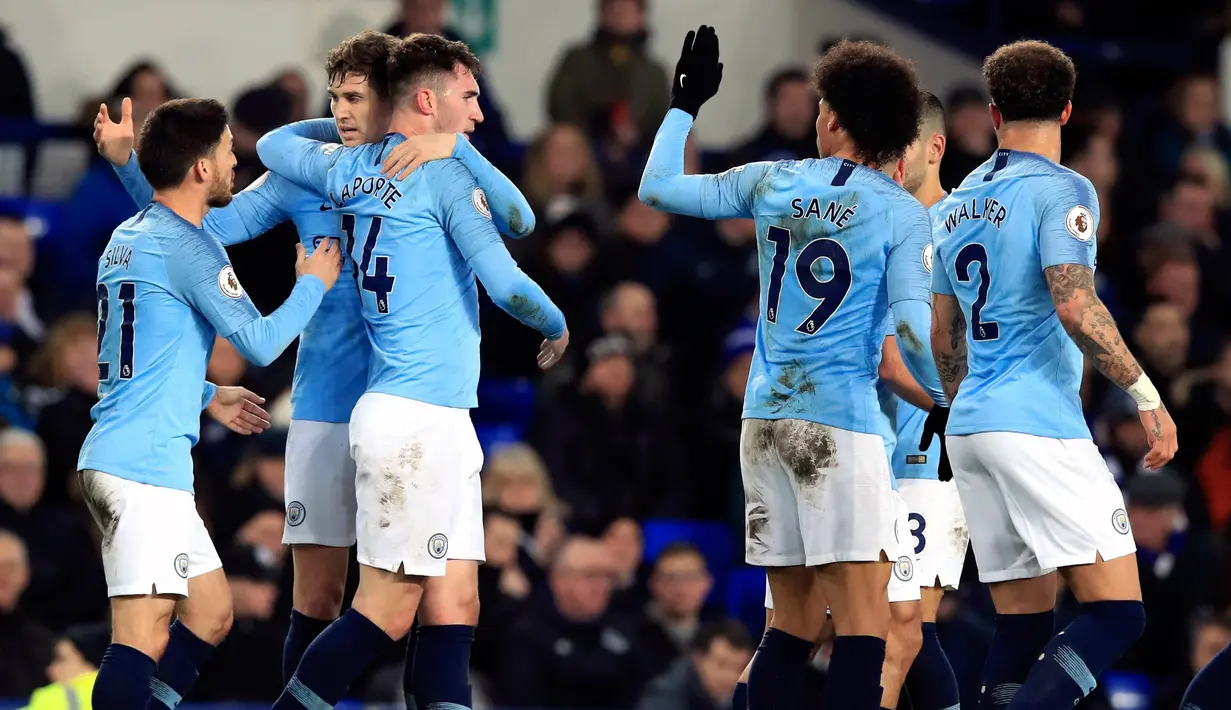 Bek Manchester City, Aymeric Laporte berselebrasi bersama rekannya usai mencetak gol ke gawang Everton pada pertandingan lanjutan Liga Inggris di Goodison Park Stadium (6/2). Hasil ini membuat City memuncaki klasemen Liga Inggris. (Peter Byrne/PA via AP)
