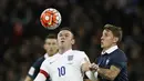 Pemain Inggris Wayne Rooney (kiri)  berebut bola dengan pemain Prancis Lucas Digne Pada laga Persahabatan di Stadion Wembley, London, Rabu(18/11/2015) dini hari WIB. (AFP Photo/Adrian Dennis)