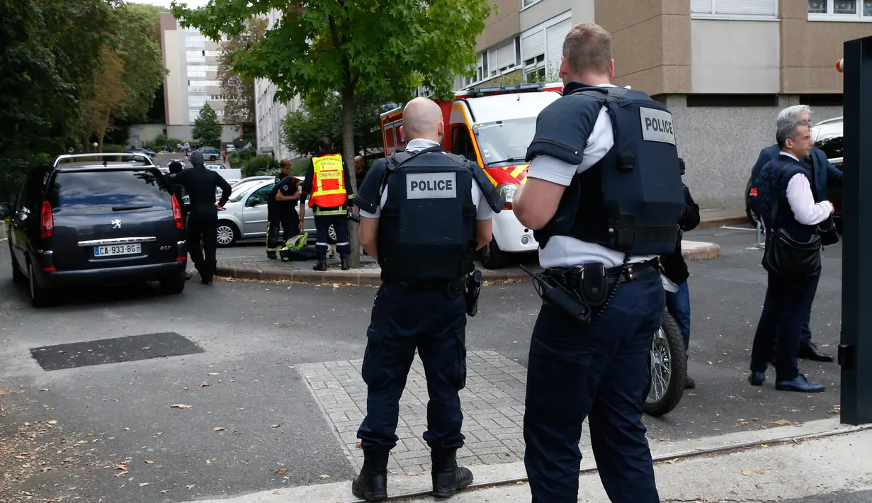 Polisi berjaga usai melakukan penangkapan terhadap seorang kakek pelaku penembakan di supermarket Kota Port-Marly, dekat Paris, Senin (26/9). Polisi mengepung rumah tersangka penembakan yang kemudian menyerahkan diri. (Thomas Samson/AFP)