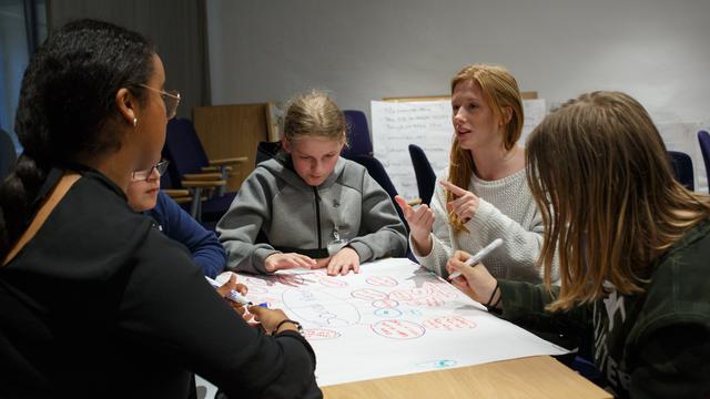 Iustrasi berpikir kritis