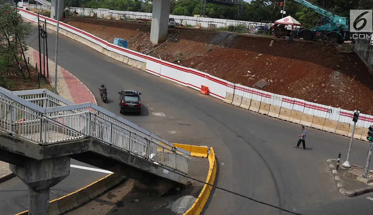Tangga JPO di Jalan Dewi Sartika, Cawang, Jakarta Timur, berada di tengah jalan, Rabu (9/1). Adanya proyek pelebaran jalan menyebabkan posisi trotoar bergeser sehingga tangga JPO tersebut menjadi di tengah jalan. (Liputan6.com/Immanuel Antonius)