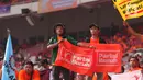 Buruh membawa bendera panji-panji milik aliansi buruh masing-masing saat mengikuti aksi bertajuk May Day Fiesta 2022 di Stadion Gelora Bung Karno (GBK), Senayan, Jakarta Pusat, Sabtu (14/5/2022). Dalam aksi kali ini, massa buruh membawa 18 tuntutan, di antaranya menolak omnibus law UU Cipta Kerja, wujudkan kedaulatan pangan dan dan menolak kenaikan Pajak Pertambahan Nilai (PPN). (Liputan6.com/Angga Yuniar)