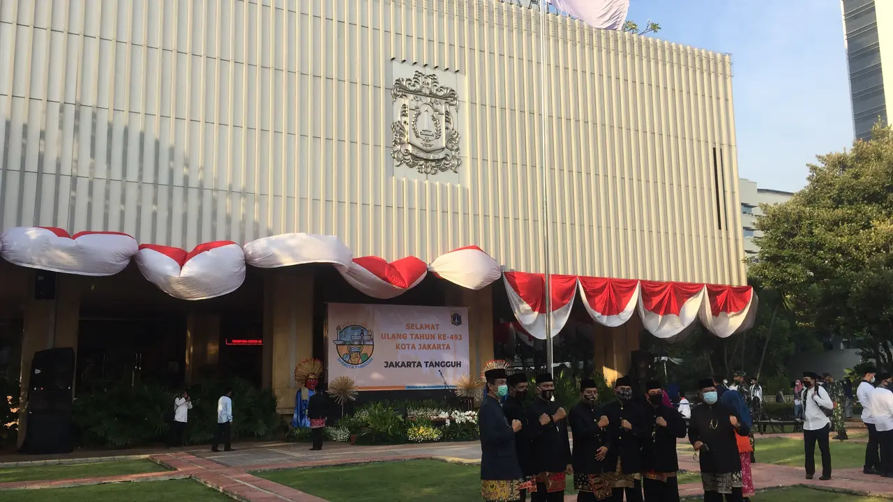 Gubernur Anies Baswedan bersama wakilnya, Ahmad Riza Patria memperingati hari jadi kota Jakarta ke-493 dengan apel.