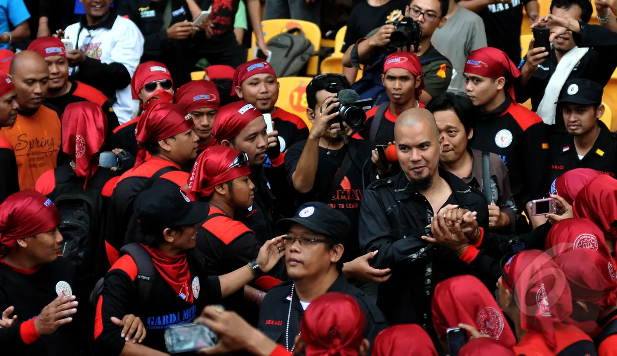 Ahmad Dhani saat tiba di Stadion Gelora Bung Karno di Perayaan hari buruh internasional (May Day) , Jakarta, Jumat (1/5/2015). Ribuan buruh menyambut kedatangan Ahmad Dhani dengan antusias (Liputan6.com/Herman Zakharia)