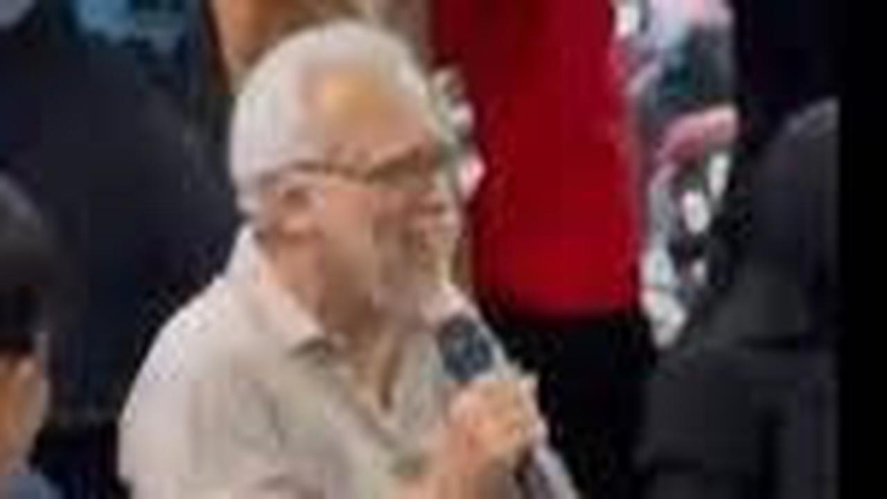 Momen Iwan Fals tersenyum saat sedang tampil di tengah-tengah masyarakat.