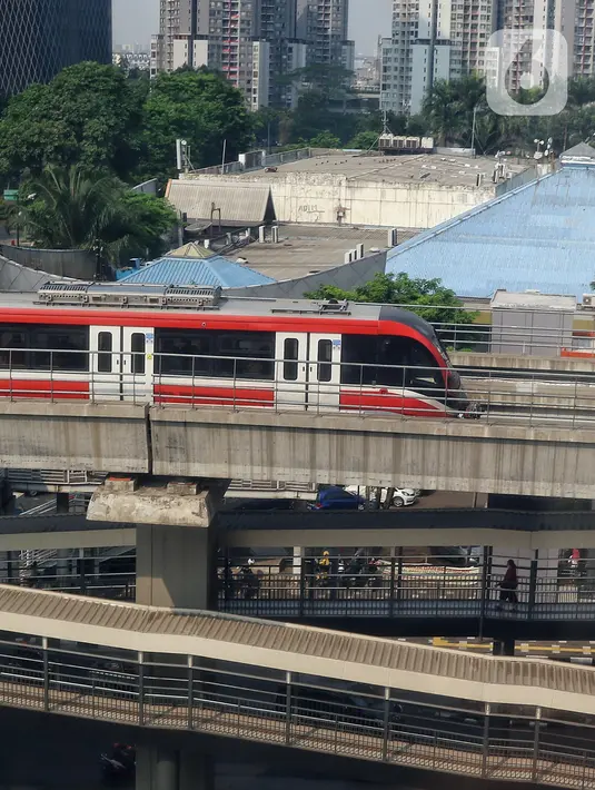 Dengan penambahan jumlah perjalanan LRT Jabodebek jarak waktu kedatangan antarkereta (headway) akan menjadi lebih singkat. (Liputan6.com/Angga Yuniar)
