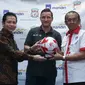 Sesmenpora apresiasi kehadiran legenda Liverpool Vladimir Smicer ke Indonesia. (foto: dok. Kemenpora)