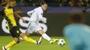 Gareth Bale mencetak gol pembuka untuk Real Madrid saat melawan Dortmund pada laga gup H Liga Champions di BVB stadium, Dortmund, (26/9/2017). Madrid menang 3-1. (AP/Michael Probst)