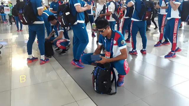 Kontingen asal China Taipei tengah bersiap-siap antre di konter check-in Terminal 3 Internasional, Bandara Internasional Soekarno Hatta, Kota Tangerang, Senin (3/9/2018).