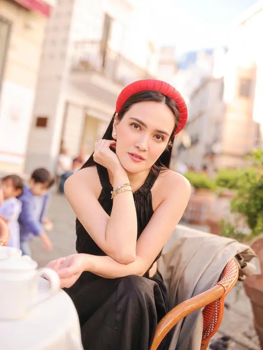 Aplikasi eyeshadow cokelat tua yang halus bikin mata Shandy Aulia terlihat lebih lebar. Lengkap dengan lipstik peach yang natural [@shandyaulia]