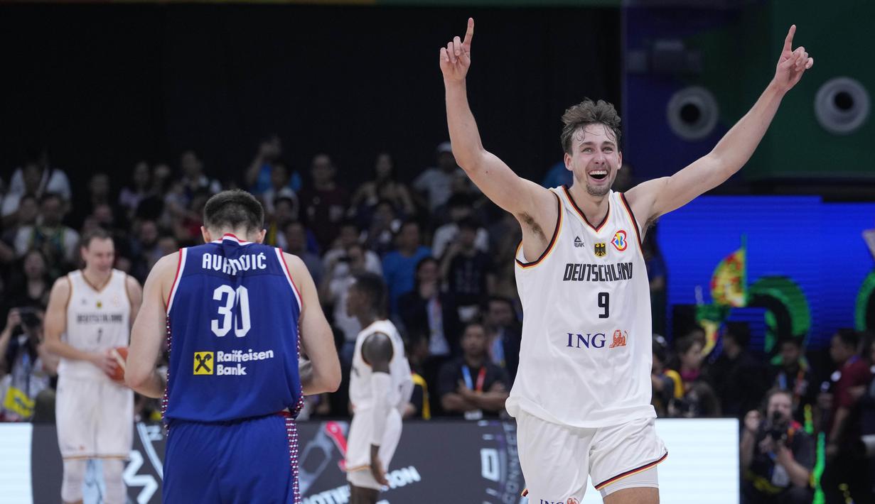 Pemain Timnas Basket Jerman, Franz Wagner (kanan), melakukan selebrasi setelah timnya mengalahkan Serbia dalam pertandingan final Piala Dunia FIBA 2023 yang berlangsung di Mall of Asia Arena, Pasay, Filipina, Minggu (10/9/2023) malam WIB. (AP Photo/Michael Conroy)