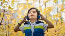 ilustrasi anak menednegar musik/copyright Pexels/Jonas Mohamadi