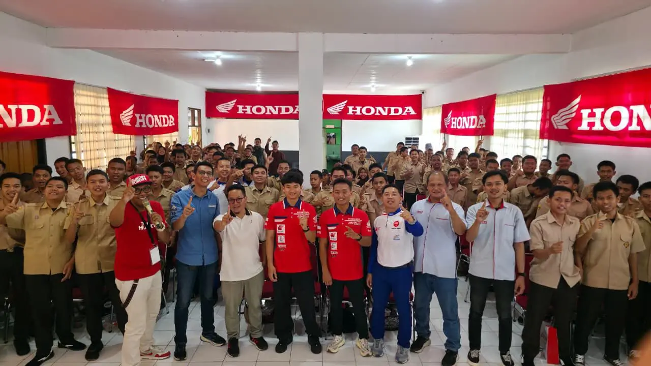 Astra Honda Dream Cup Goes to School