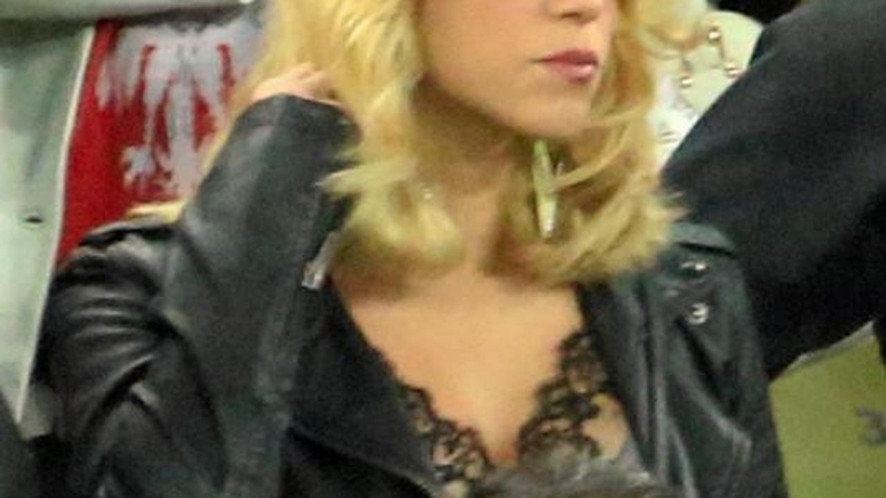 Shakira di tribun Piala Eropa 