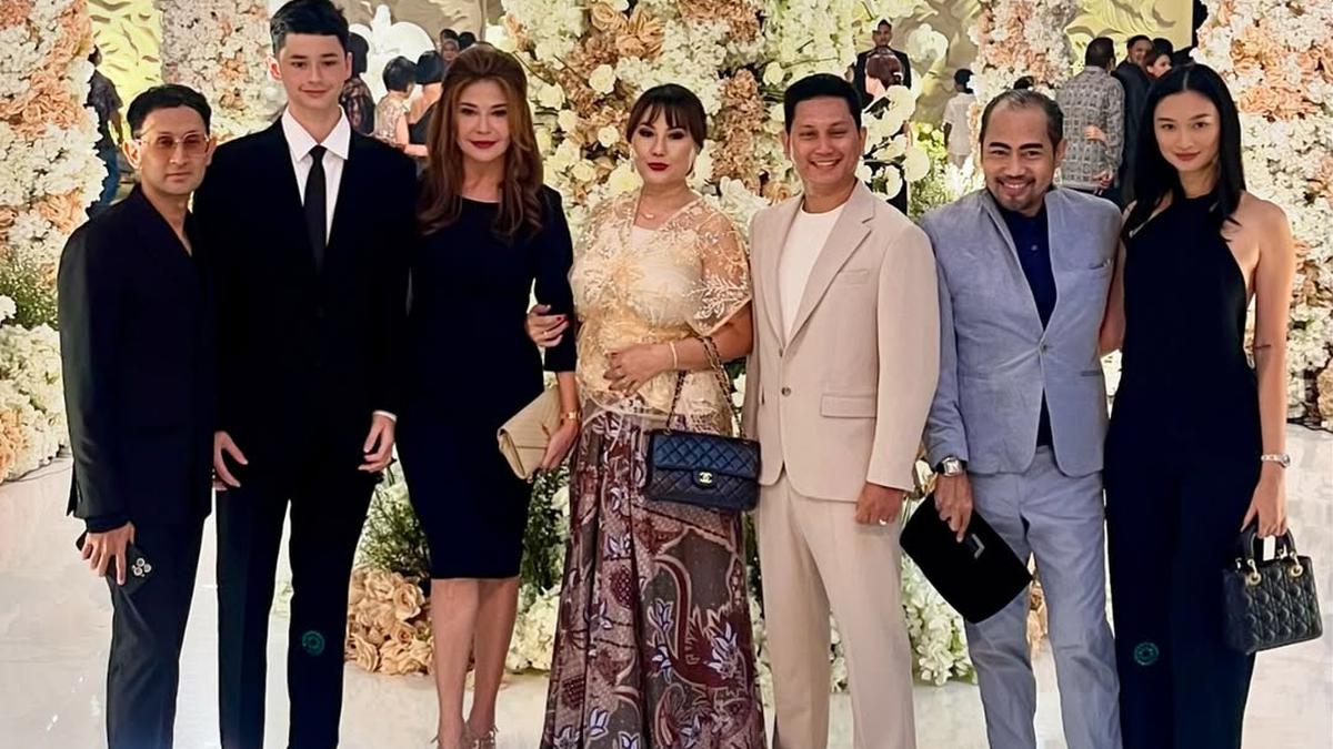 Gaya Minimalis Tamara Bleszynski di Resepsi Pernikahan Putranya Teuku Rassya