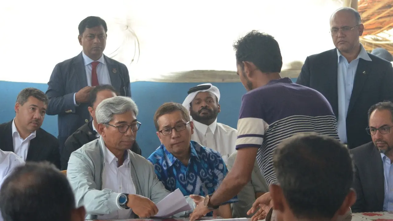 Saat mengunjungi pengungsi Rohingya, Wamenlu AM Fachir mendengarkan langsung berbagai tantangan dan permasalahan yang mereka hadapi (Kemlu RI)