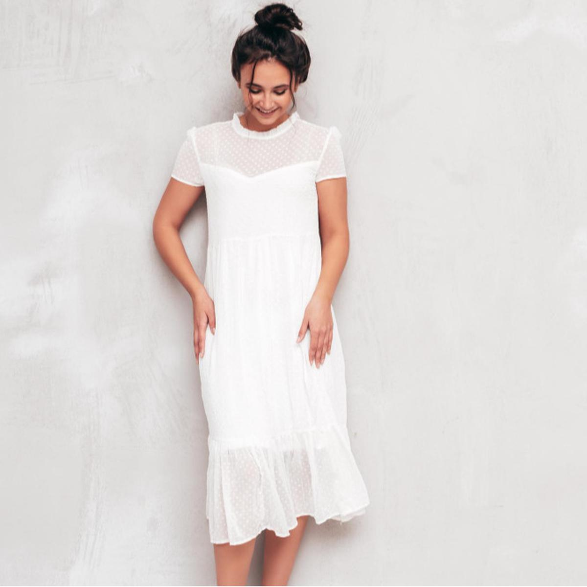 Ilustrasi Wanita Memakai Midi Dress