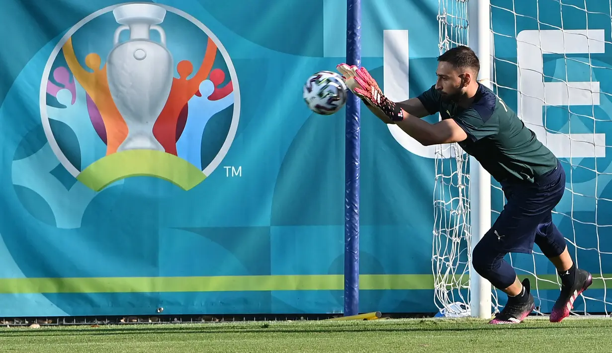 Kiper timnas Italia, Gianluigi Donnarumma mengambil bagian dalam sesi latihan mereka di Acqua Acetosa Sports Center di Roma, Selasa (15/6/2021). Timnas Italia akan meladeni Swiss di Stadio Olimpico, Roma di laga kedua Grup A Euro 2020 pada Kamis, 17 Juni 2021 dini hari WIB. (ANDREAS SOLARO / AFP)