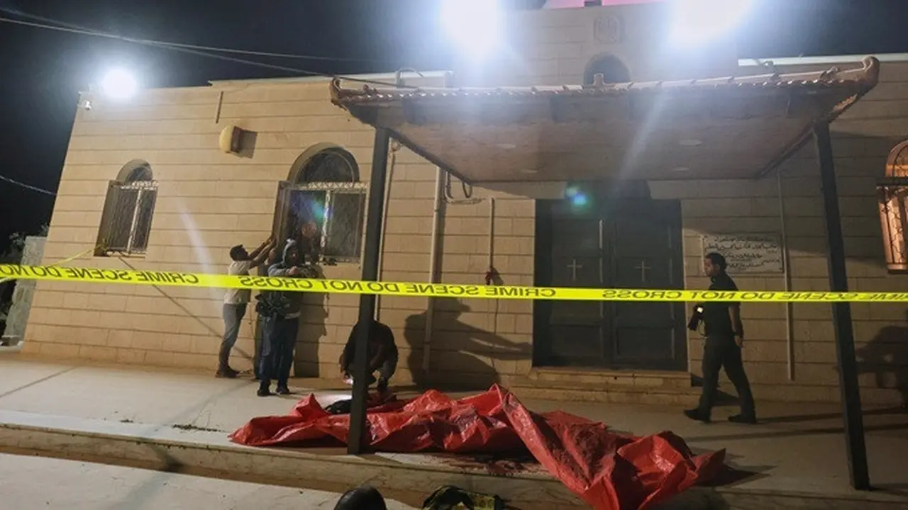 Sejumlah jurnalis dan warga berada di luar gereja Ortodoks Yunani yang telah dipasangi garis polisi di Desa Hamoud, wilayah Karak, Yordania, Jumat (23/10/2026).