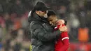 Pelatih Liverpool, Jurgen Klopp (kiri) memberikan pelukan kepada pemainnya, Trey Nyoni setelah laga putaran kelima Piala FA 2023/2024 melawan Southampton di Anfield, Liverpool, Inggris, Kamis (29/02/2024) WIB. (AP Photo/Jon Super)