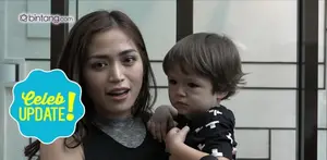Jessica Iskandar dan El Barrack Alexander hadir di acara ulang tahun Amora Lemos. Jessica membawa kado mulai dari Barbie hingga kolam renang untuk anak Krisdayanti di hari ultahnya yang ke-5.