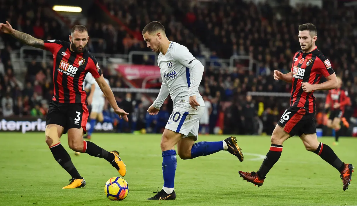 Gelandang Chelsea, Eden Hazard, berusaha melewati bek Bournemouth, Steve Cook, pada laga Premier League di Stadion Vitality, Sabtu (28/10/2017). Chelsea menang 1-0 atas Bournemouth. (AFP/Glyn Kirk)