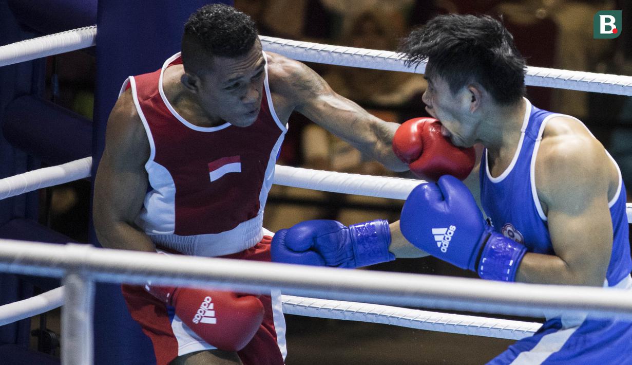 Petinju Indonesia, Brama Betaubun, memukul petinju Taiwan, Chia-Wei Kan, pada Invitation Tournament Asian Games di JiExpo Kemayoran, Jakarta, Senin (12/2/2018). Petinju Indonesia kalah 1-4 dari petinju Taiwan. (Bola.com/Vitalis Yogi Trisna)