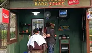 Pangkas rambut di sela-sela gelaran Piala Presiden 2025. (Muhammad Faqih/Bola.com)