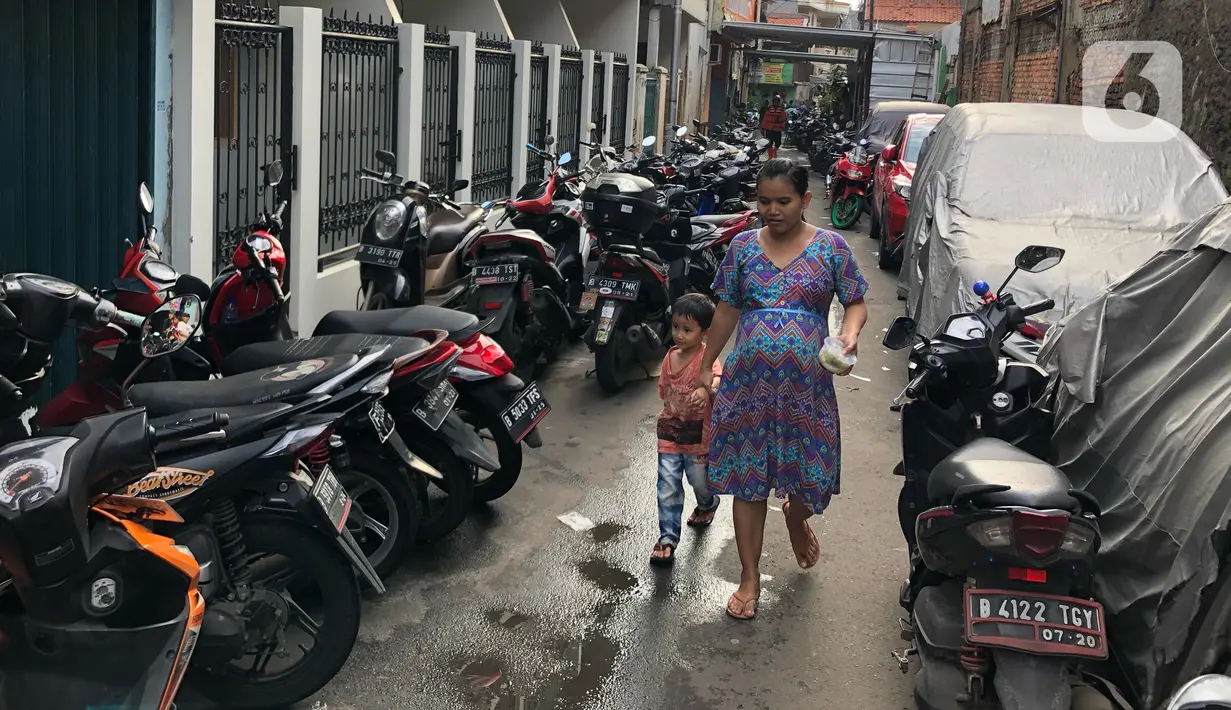 Sejumlah sepeda motor terparkir di sekitar Jalan Kebon Pala II, Jakarta, Selasa (25/2/2020). Banjir yang merendam kawasan tersebut menyebabkan warga mengungsikan kendaraannya ke tempat yang lebih tinggi. (Liputan6.com/Immanuel Antonius)