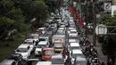 Suasana kemacetan di Jalan KH Abdullah Syafei, Tebet, Jakarta, Senin (12/2). Kemacetan tersebut imbas dari demo sopir angkot Mikrolet 44 dan metro mini Dian Mitra. (Liputan6.com/Arya Manggala)