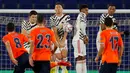 Pemain Istanbul Basaksehir Danijel Aleksic (kiri) melakukan tendangan bebas saat menghadapi Manchester United pada pertandingan pada pertandingan Grup H Liga Champions di Stadion Fatih Terim, Istanbul, Turki, Rabu (4/11/2020). Istanbul Basaksehir menang 2-1. (AP Photo)