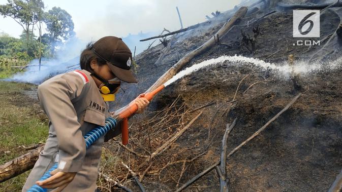 Bripda Indah Roida Simaremare, beraksi melawan api yang membakar lahan dan hutan di perbatasan Indonesia -  Malaysia. (foto: Liputan6.com/dok.polsek entikong/aceng mukaram)