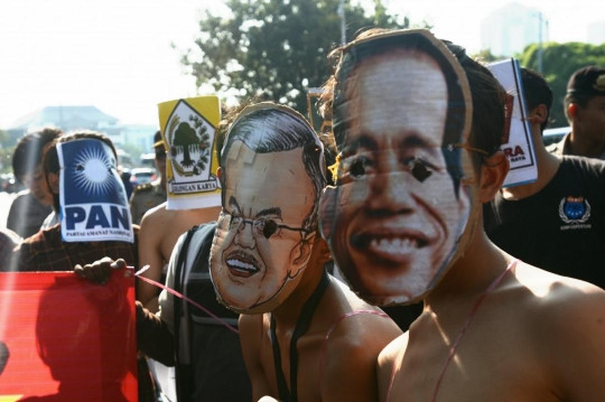 Aksi tarik mandat Jokowi-JK di depan Istana