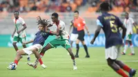 Pemain timnas Burkina Faso U-17 berebut bola dengan pemain timnas Prancis U-17, Souleymane Alio Prancis, Mathis Amougou pada laga pertama Grup E Piala Dunia U-17 2023 di Jakarta International Stadium, Jakarta, Minggu (12/11/2023) WIB. (Doc. LOC WCU17/BRY)