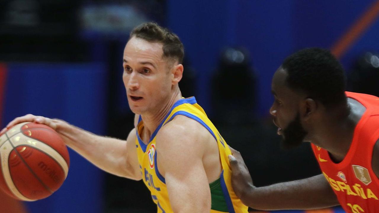 Pemain timnas basket Brasil, Marcelinho Huertas (kiri) mencoba melewati pebasket Spanyol, Usman Garuba pada penyisihan Grup G FIBA World Cup 2023 di Indonesia Arena, Gelora Bung Karno, Jakarta, Senin (28/8/2023).