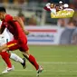 Pemain Timnas Indonesia, Andik Vermansah, berusaha melewati pemain Vietnam dalam laga leg kedua semifinal Piala AFF 2016 di Stadion My Dinh, Hanoi, Vietnam, Rabu (7/12/2016). (Bola.com/Peksi Cahyo)