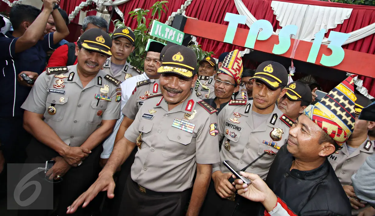 Kapolri Jendral Badrodin Haiti (tengah) usai meninjau pelaksanaan Pilkada serentak di TPS Kampung Pilkada RW 03, Depok, Jawa Barat, Rabu (9/12). Kapolri turun langsung ke lapangan untuk memastikan kelancaran Pilkada. (Liputan6.com/Immanuel Antonius)