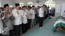 Warga bergiliran mengikuti salat jenazah Almarhum Ali Mustafa Yaqub (AMY) di Masjid Muniroh Salaman,Tangsel, Banten, Rabu (28/4). AMY adalah Pengasuh Pesantren Ilmu Hadits Darus Sunnah Ciputat, Tangerang Selatan. (Liputan6.com/Helmi Afandi) 