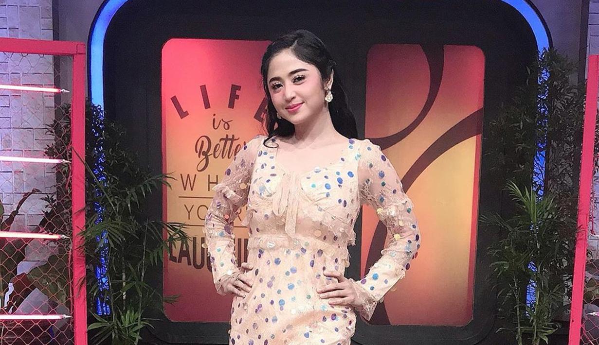 Dewi Perssik kini tengah disibukkan dengan kariernya sebagai juri ajang pencarian bakat bertajuk D'Star. Sebagai publik figur, tentunya Depe harus memperhatikan busana panggungnya. Penampilannya selalu memukau dengan perpaduan gaun serta model rambutnya yang cetar. (Liputan6.com/IG/@dewiperssikreal)