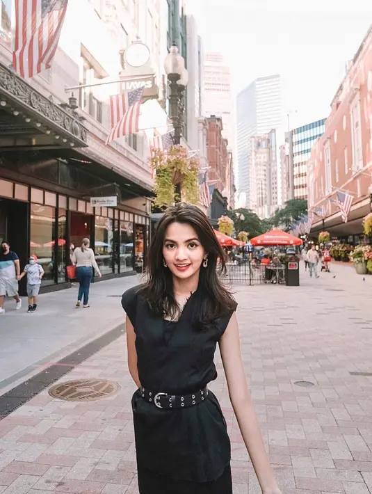 Sabrina Anggraini adalah perempuan cerdas lulusan Universitas Gadjah Mada jurusan Ilmu komputer di Fakultas Matematika dan Ilmu Pengetahuan Alam. (Foto: Instagram/@SabrinaAnggraini).