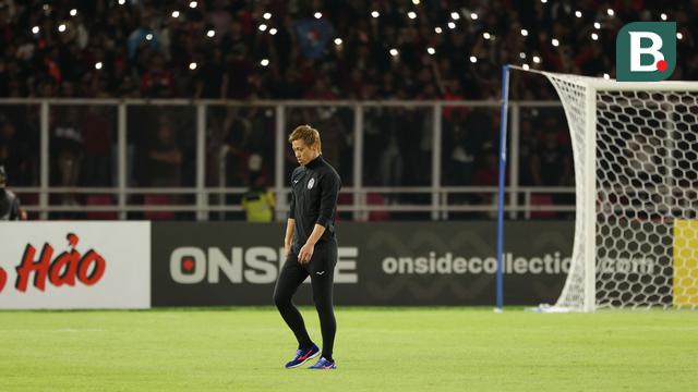Foto: Sibuknya Keisuke Honda di Bench Pemain Kamboja saat Melawan Timnas Indonesia di Piala AFF 2022