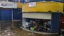 Imbasnya, aktivitas pedagang dan pembeli di Pasar Cipulir, Kebayoran Lama, Jakarta Selatan, menjadi terganggu. Tampak dalam foto, aktivitas pedagang dan pembeli di Pasar Cipulir, Jakarta, Jumat (23/1/2026). (merdeka.com/Arie Basuki)