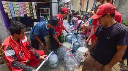 Petugas PMI menyalurkan bantuan air bersih kepada warga terdampak kekeringan di Rawa Geni, Cipayung, Kota Depok, Rabu, 2 September 2026. (KLY/ Arie Basuki)