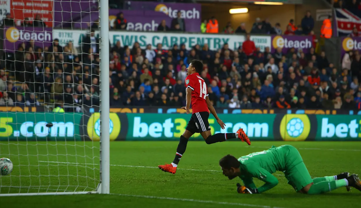 Gelandang Manchester United, Jesse Lingard merayakan gol ke gawang Swansea City pada pertandingan Piala Liga Inggris di Liberty Stadium, Rabu (25/10). MU melaju ke perempat final Piala Liga setelah sukses meraih kemenangan 2-0 . (GEOFF CADDICK/AFP)