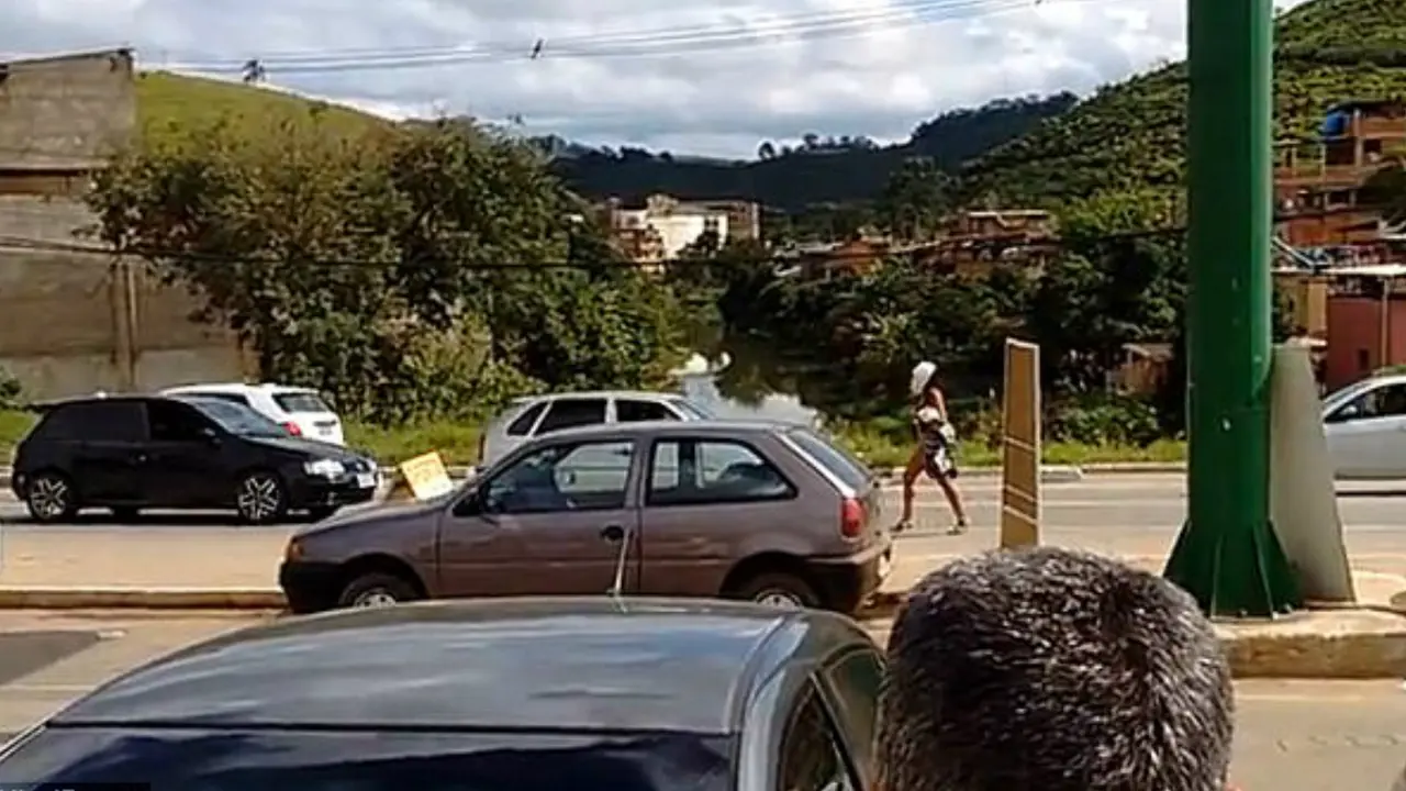 Wanita telanjang yang bikin geger jalanan sibuk di Brasil. (Viral Press)