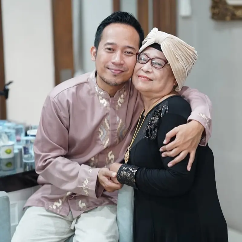 Ibunda Meninggal Dunia, Ini 6 Momen Kenangan Denny Cagur dan Sang Mama