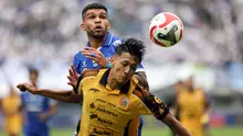 Pemain Persija Jakarta, Dony Tri Pamungkas (kanan) berebut bola dengan pemain Persib Bandung, Berguinho dalam laga lanjutan BRI Super League 2025/2026 di Stadion Gelora Bandung Lautan Api, Bandung, Minggu (11/01/2026). (Bola.com/Abdul Aziz)