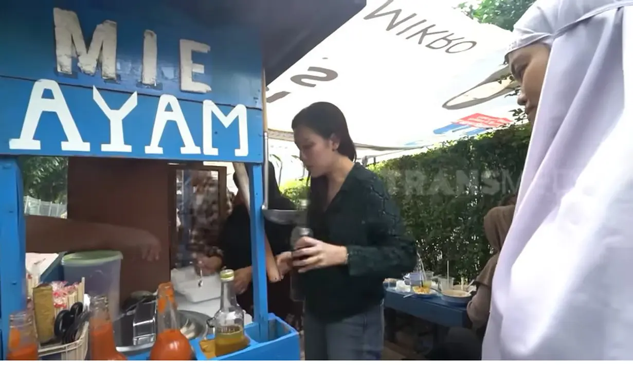 Saat sedang santai makan mie ayam di pinggir jalan, ada seorang ibu hamil minta dilayani oleh Ayu Ting Ting. Ayu dengan ramah membuatkan mie untuk ibu hamil tersebut. [Youtube/Qiss You TV]