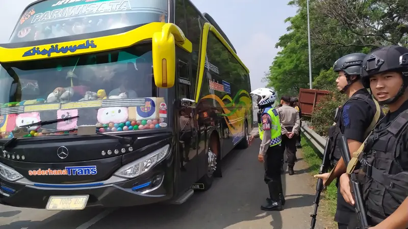 Menjelang aksi 22 Mei 2019, aparat gabungan dari Polres Bogor melakukan penyekatan di 12 titik lokasi jalur menuju Jakarta.