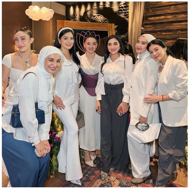 6 Gaya Geng Cendol di Acara Ririn Ekawati, Tampilkan Paduan Busana Putih Elegan
